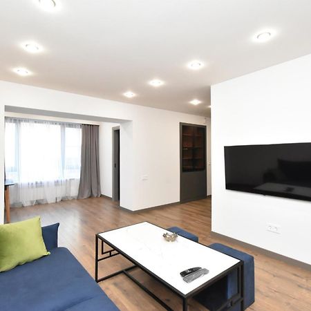 Beautiful Apartment Near The Republic Square 耶烈万 外观 照片