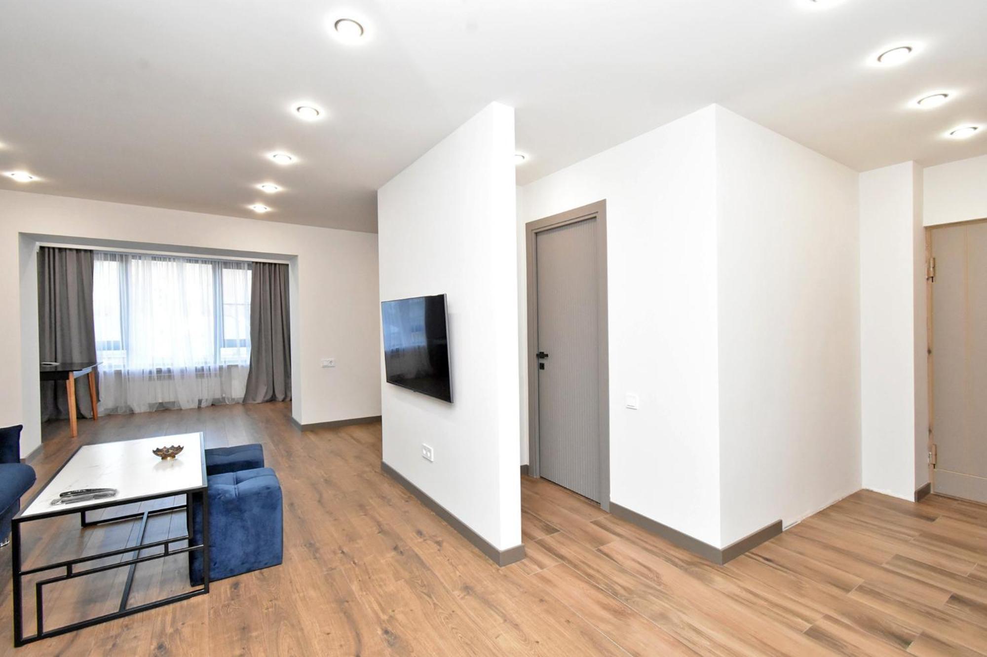 Beautiful Apartment Near The Republic Square 耶烈万 外观 照片