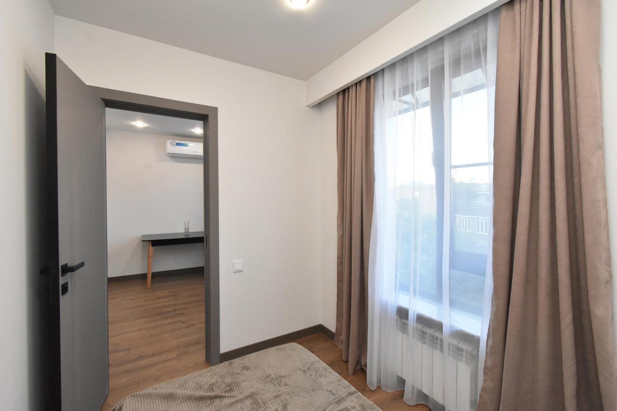 Beautiful Apartment Near The Republic Square 耶烈万 外观 照片